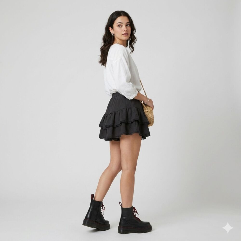 Boutique Gothic Chic Black Teired Ruffled Mini Skort With Eyelet Lace Trim L